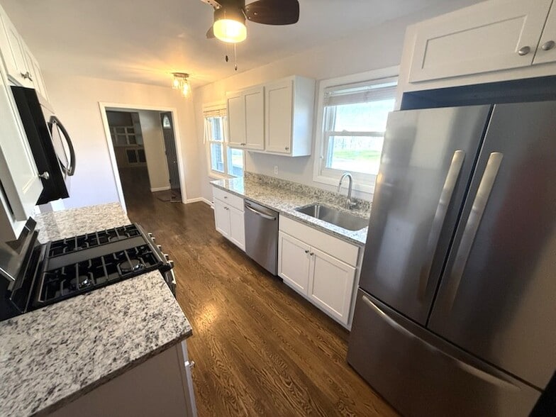 Building Photo - 1725 Elmwood Ln