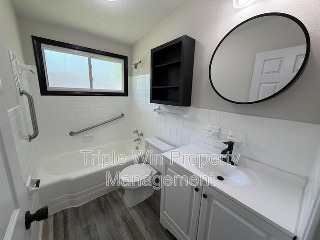 Building Photo - 765 Bobbins Ln