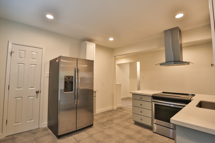 Kitchen - 3203 Elgin St