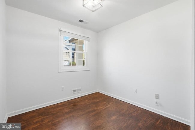 Building Photo - 448 Summers Dr