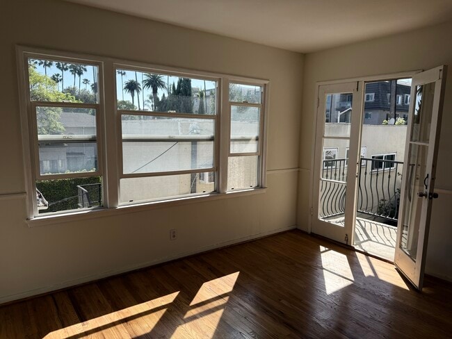 Building Photo - 408 N Doheny Dr