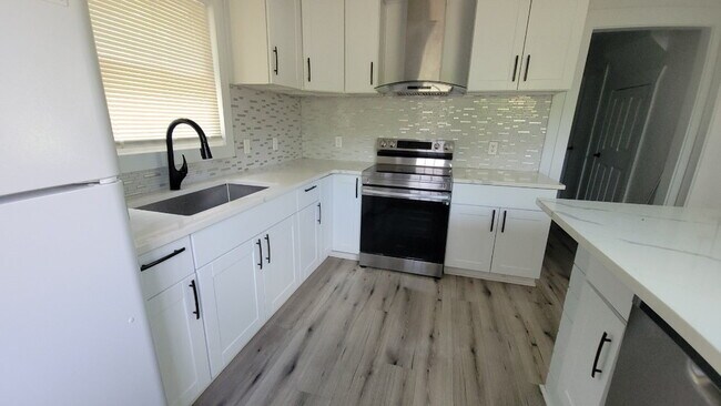 Building Photo - Charming 2-bedroom, 1-bath single-family home conveniently located in Nashville.