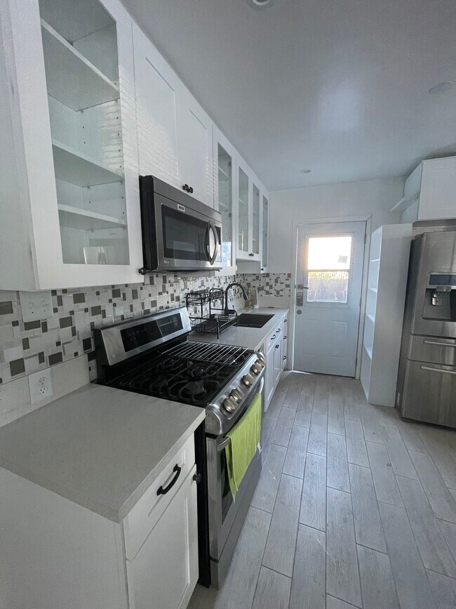 Building Photo - 4374 Overland Ave