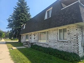 Front of building with sideyard - 1001 Romayne Ave