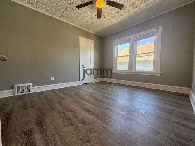 Building Photo - 2121 Carabel Ave