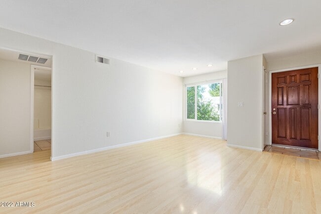 Building Photo - 1927 E Hampton Ave