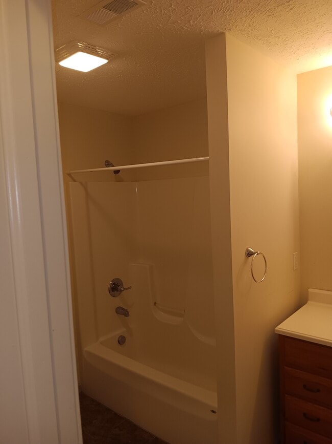 Building Photo - 809 Island View Dr