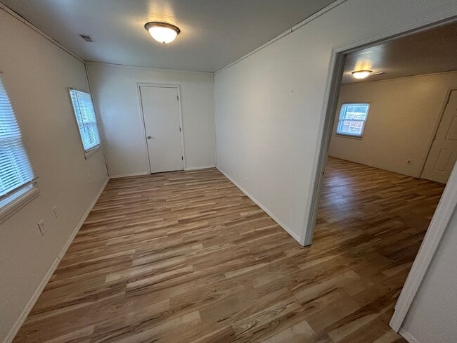 Building Photo - Nice-sized three bedroom property