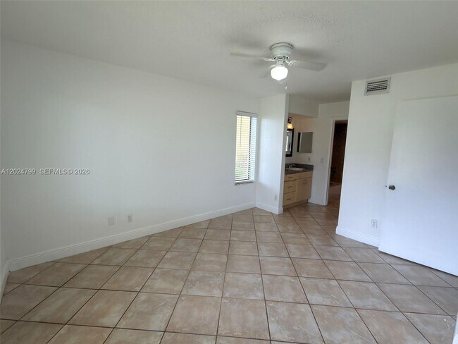 Building Photo - 1025 Coral Club Dr