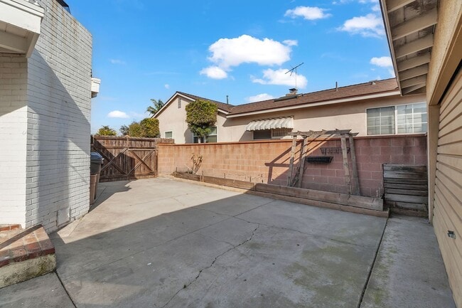 Building Photo - 6120 E Walton St