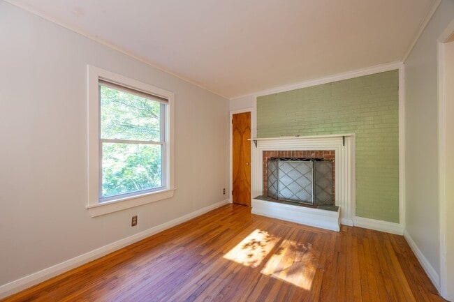 Building Photo - 3-Bedroom Ranch with Updated Kitchen