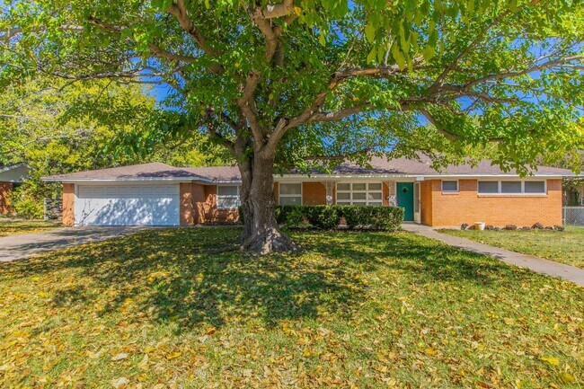 Primary Photo - Stylish & Spacious 3-Bed Home
