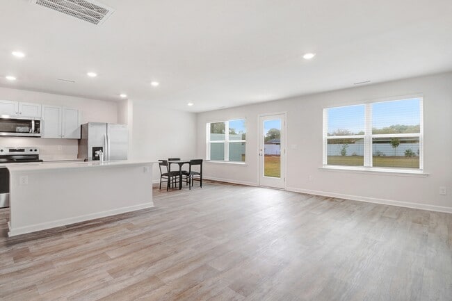 Building Photo - 156 Seymour Vlg Dr