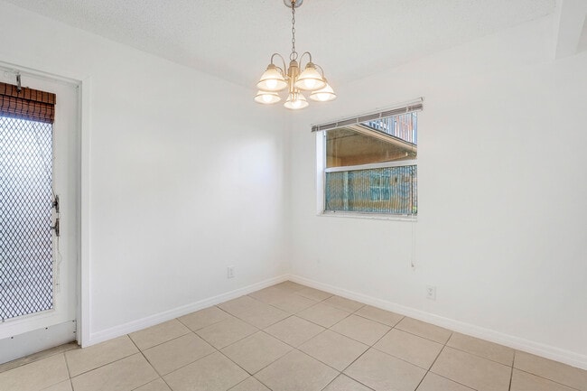 Building Photo - 541 Saxony Dr