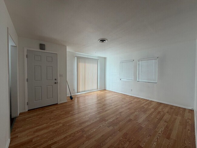 Building Photo - NEW LISTING!! 3 Bedroom 1.5 Bathroom House with Huge Yard, Central Heat & Air!