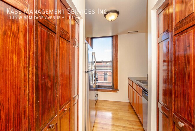 Building Photo - 1136 W Armitage Ave