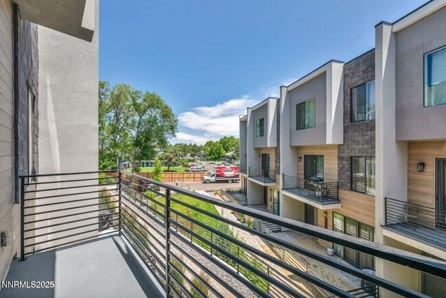 Building Photo - 557 California Ave