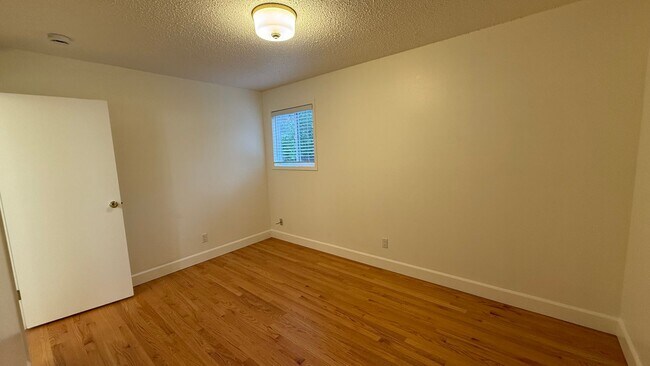 Building Photo - Stunning Forest Retreat in Lake Oswego 3 beds 2 baths + Den; Video!