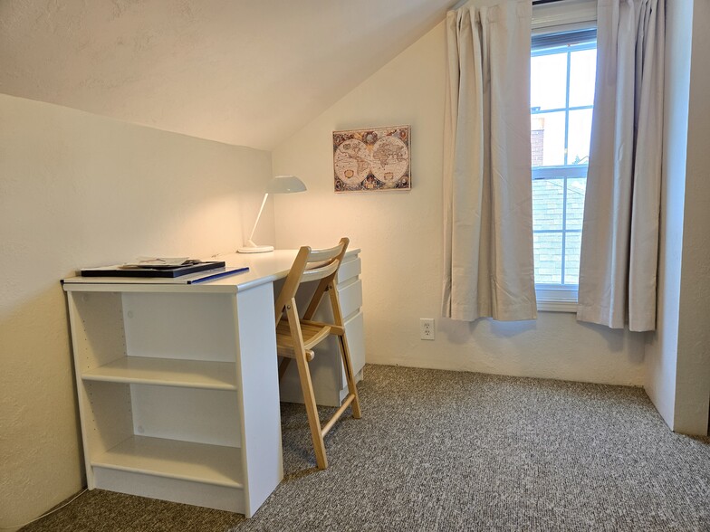 Desk - 1065 13th St NE