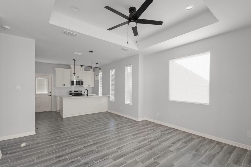 Building Photo - 408 N Onyx Ave