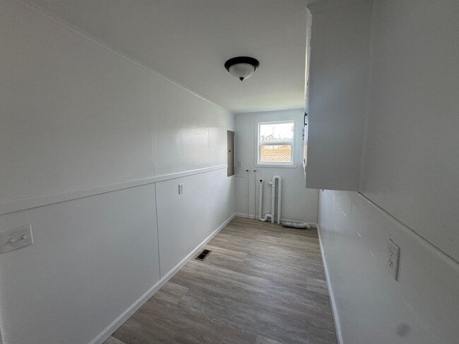 Building Photo - Large Home in Newport!