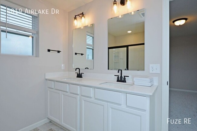 Building Photo - 4819 Airlake Dr