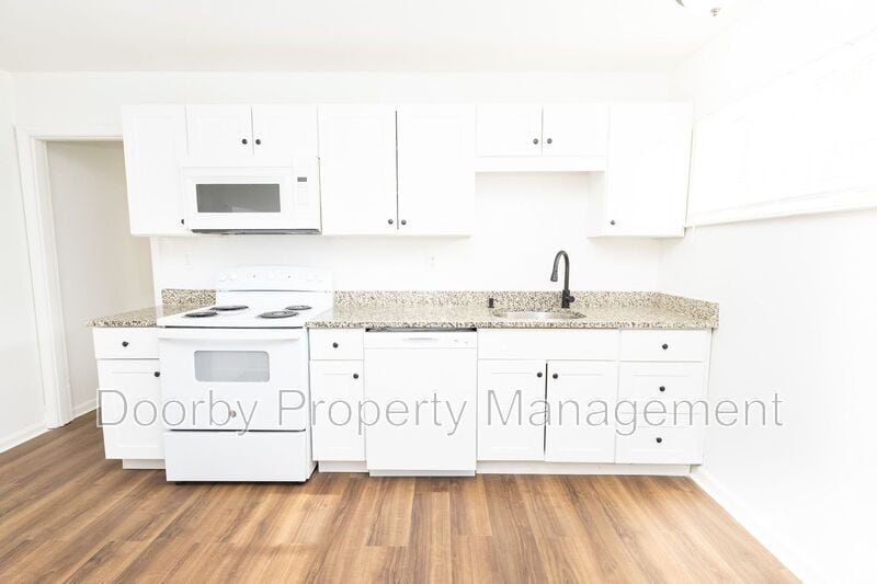 Building Photo - 2011 Milne St