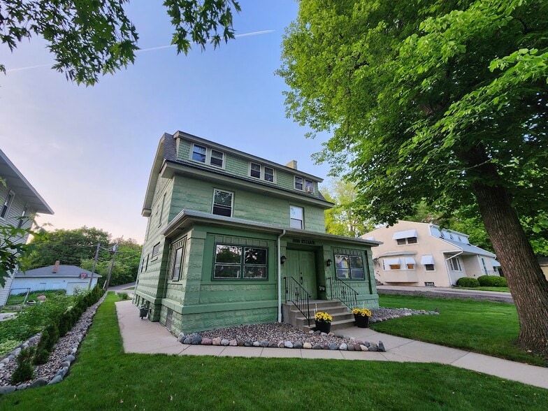 Primary Photo - 1699 Saint Clair Ave