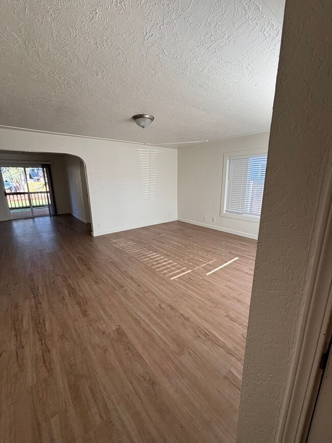 Building Photo - Adorable Renovated Single Family Home READY NOW