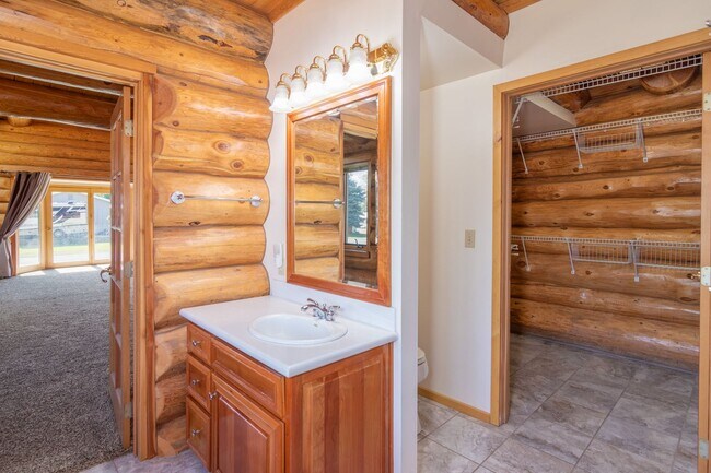 Building Photo - Luxury secondary Lake Property offering 3 beds 2.5 baths and bonus space