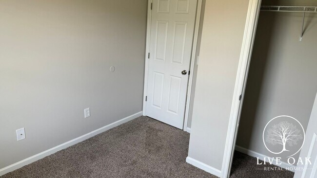 Building Photo - MOVE-IN SPECIAL: $500 OFF 1st MONTH'S RENT!**