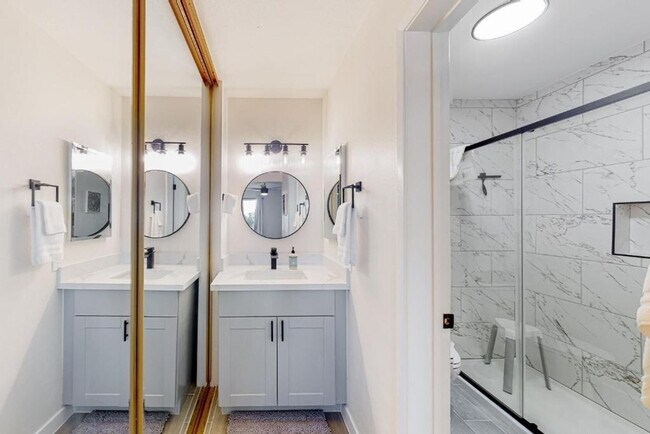 Building Photo - 8055 E Thomas Rd