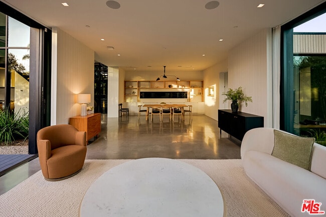 Building Photo - 901 Flower Ave