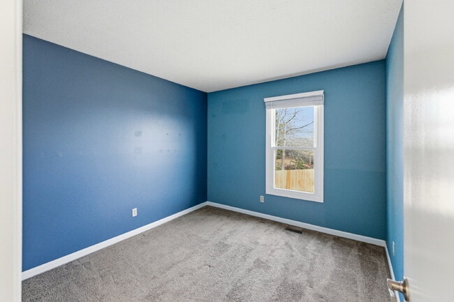 Building Photo - 3-Bedroom Townhouse with Yard & Privacy in Harrisonburg