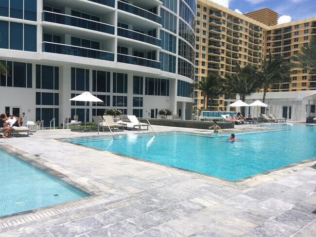 Building Photo - 2711 S Ocean Dr