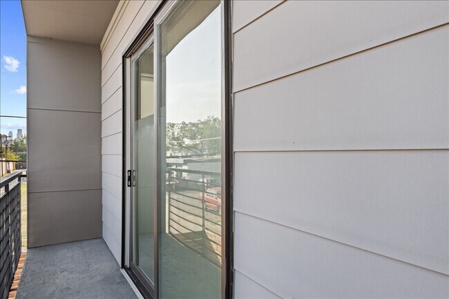 Building Photo - 1715 Bennett Ave