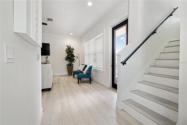 Building Photo - Beautiful Townhouse in Seminole Heights