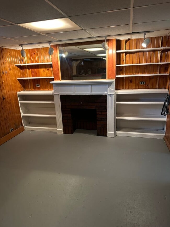 Building Photo - Charming 3 Bedroom In Central Columbus with Fenced in Yard