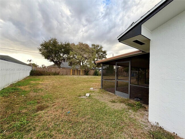 Building Photo - 1434 SE Concha St