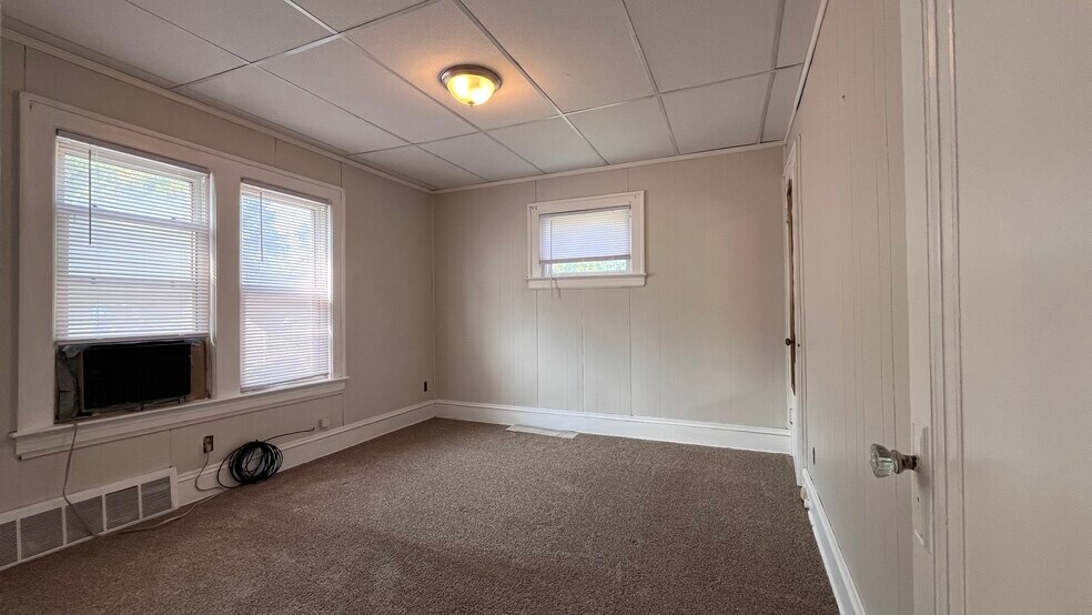Natural light in bedroom - 3252 E 142nd St