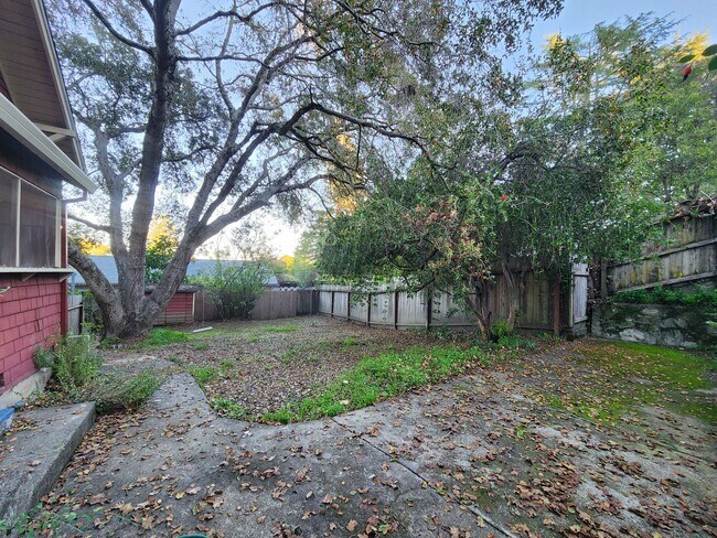 Building Photo - 7251 Maple Ave