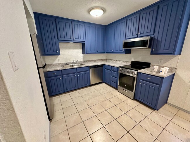 Building Photo - 2 Bedroom Condo Walking Distance to Baylor...
