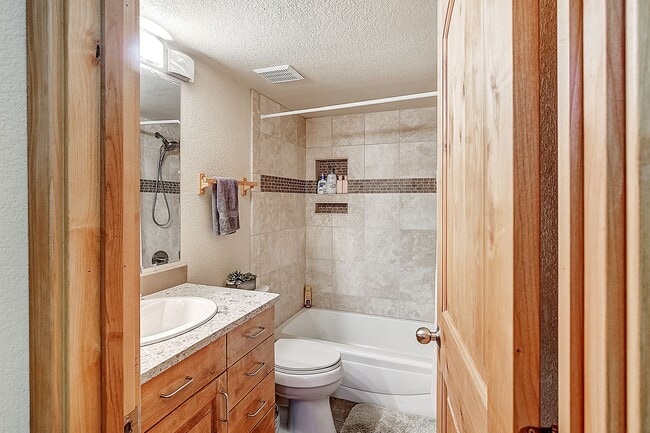 Building Photo - Furnished! Updated 3bed/3bath! 1 car garage! Heat included! Flexible lease terms!