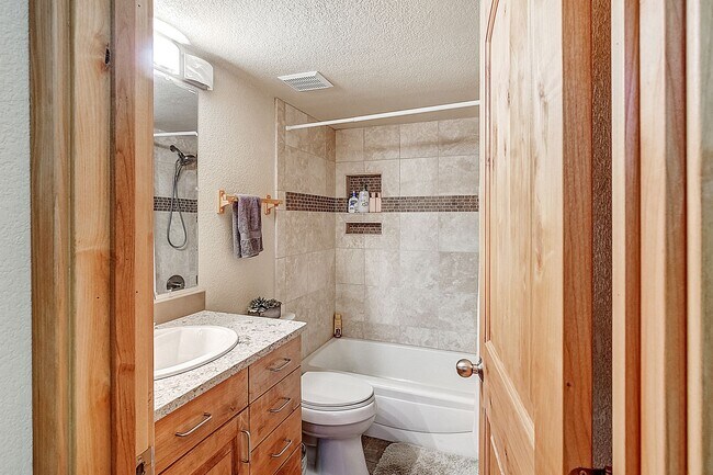 Building Photo - Move In Special! Furnished! Updated 3bed/3bath! 1 car garage! Heat included! Flexible lease terms!