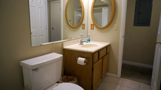 Building Photo - Comfy 2b/2ba with Outdoor Pool!