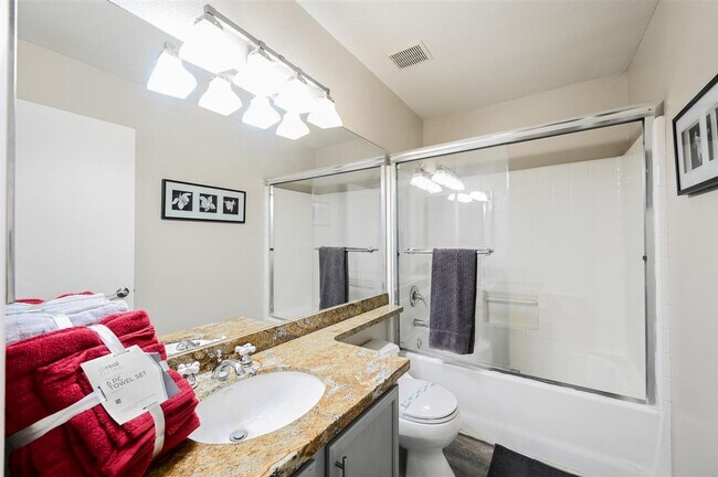 Building Photo - Fully Furnished - Turn Key - Short Term 31days+ - Sleeps up to 7
