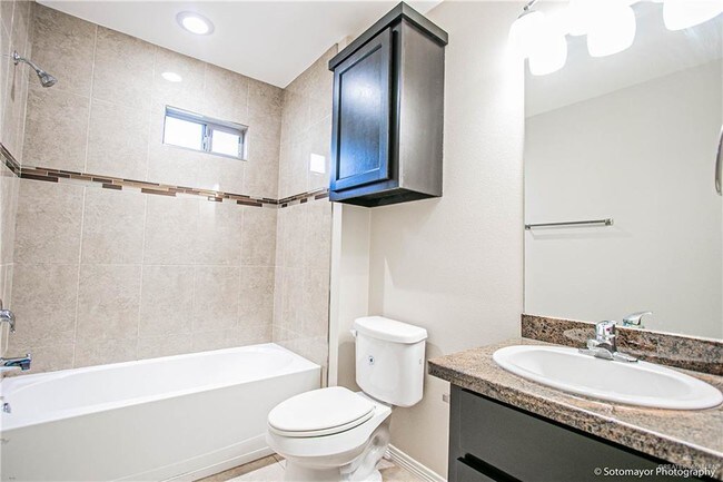 Building Photo - 10 Taxco Ct