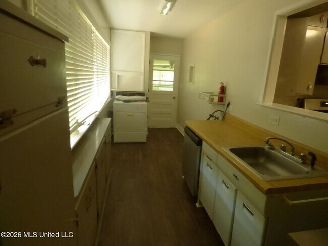 Building Photo - 2083 Martin Rd