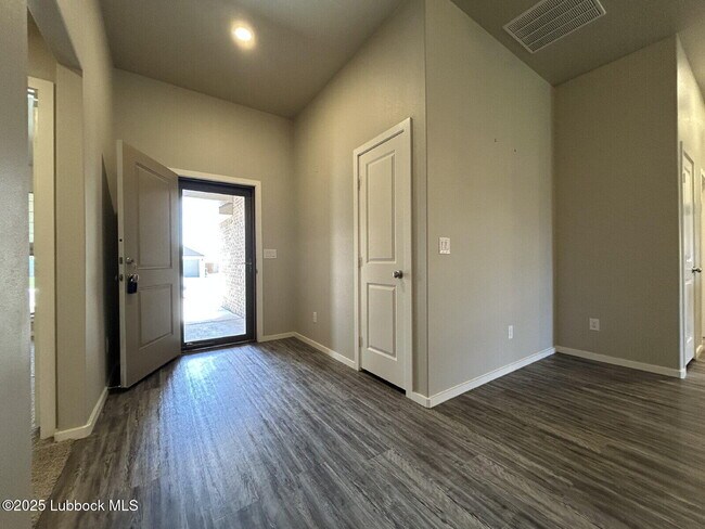Building Photo - 3206 Valencia Ave