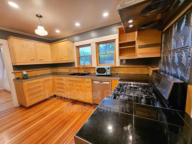 Building Photo - 636 N Shaver St